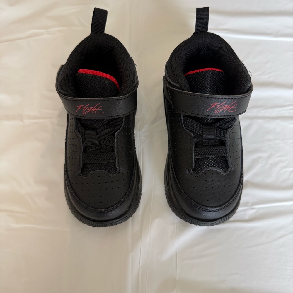 Nike Kids Black and Red Max Aura 5